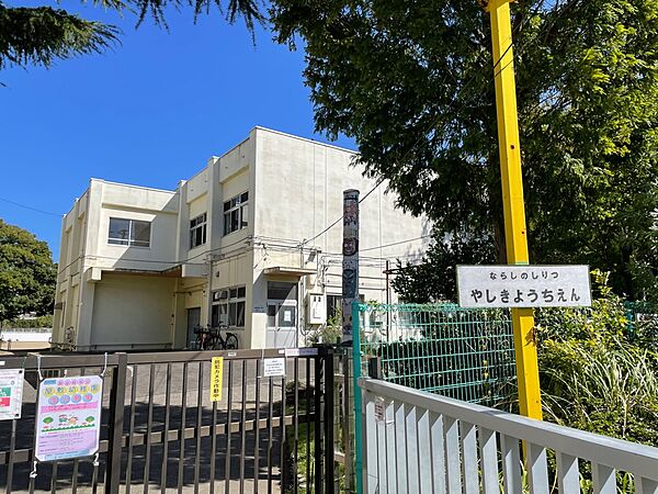 習志野市立屋敷幼稚園まで徒歩5分 広い園庭のある幼稚園は小学校敷地内にあります。近隣の教育施設やデイサービスセンターとのふれあいもある。