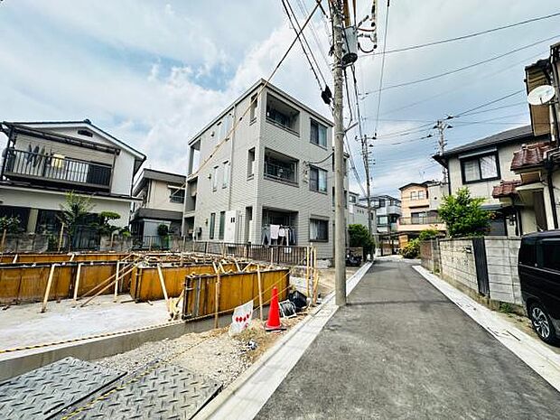 前面道路は交通量も少なく、駐車もしやすくなっています。