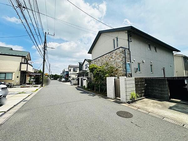 前面道路は6.0ｍ。車のすれ違いも容易な広さです。