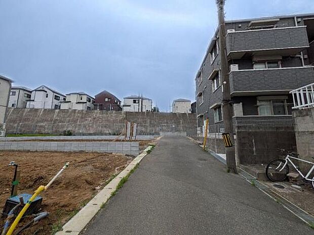 6/20撮影 住民のみが通る前面道路で人目も気になりにくい全3棟。