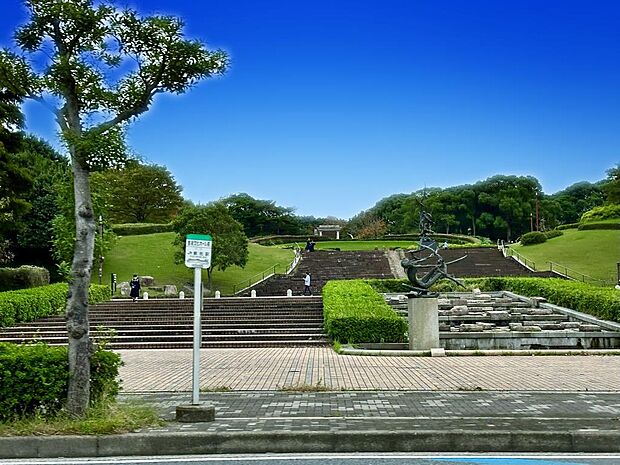 青葉の森公園まで徒歩19分、車6分、自転車8分