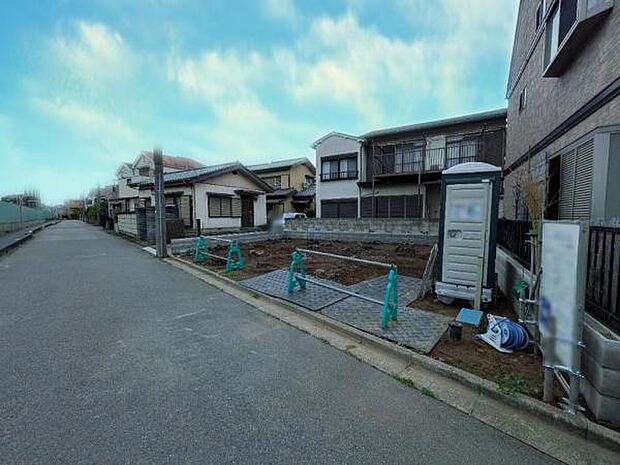目の前は高校の敷地です。 歩道も確保された道路で安全です。