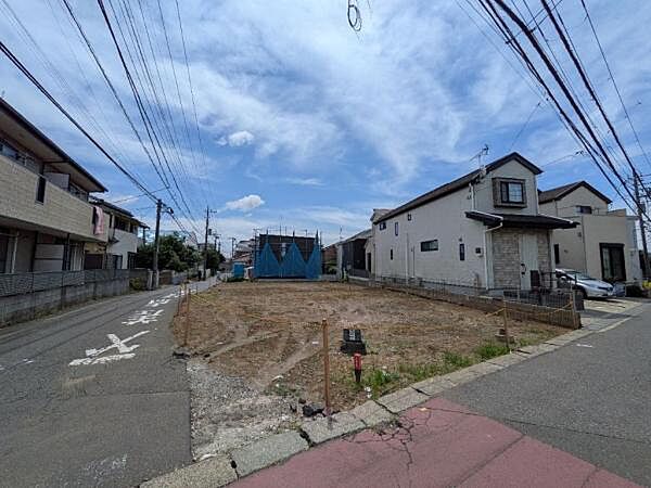 前面道路は4ｍ。閑静な住宅街にあり、交通量も少なく安心です。