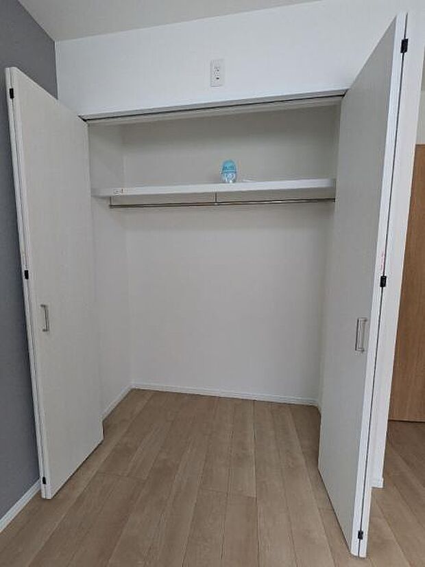 4号棟 各居室大きさは異なりますが、クローゼットが完備されております。