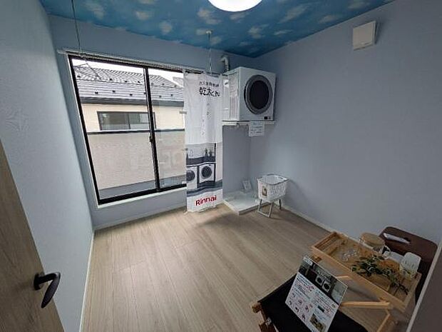 2号棟 広々としたランドリースペースです。雨の日の洗濯物も干すことができます。