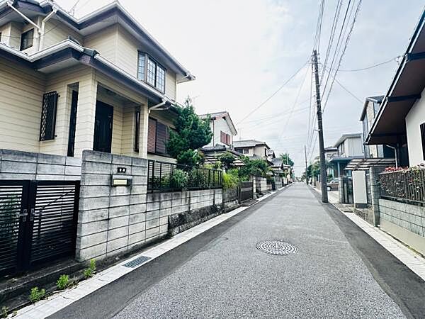 前面道路は5.0ｍ。閑静な住宅街にあり、交通量も少なく安心です。