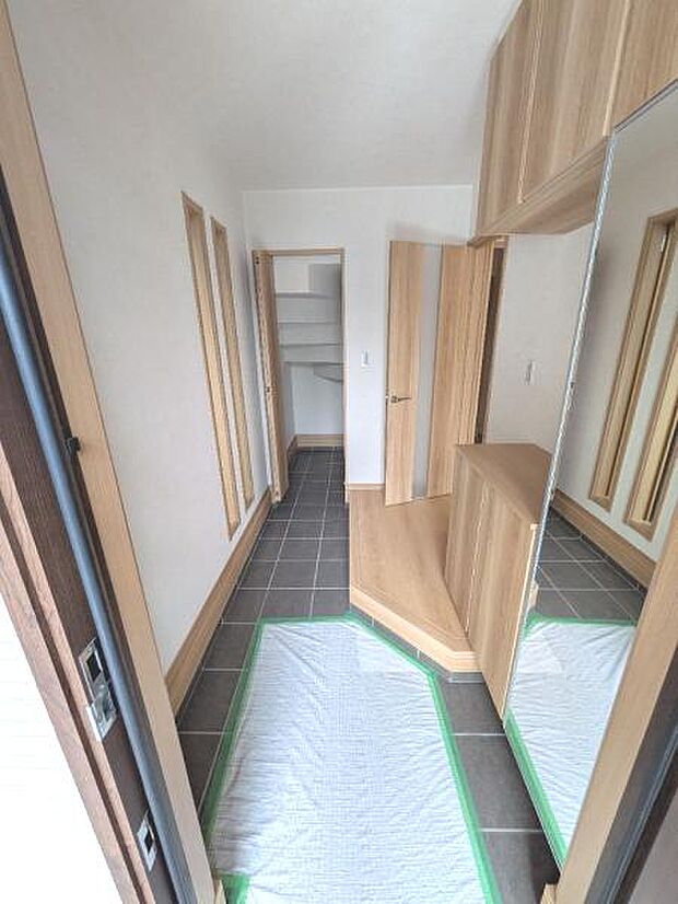 広々奥行きのある収納豊富な玄関。室内が外から見えないのもいいですね。