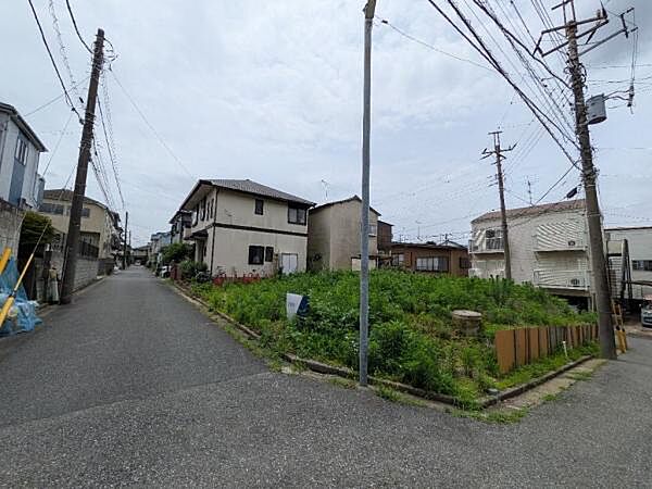 閑静な住宅街に位置しており、交通量も少なく、安心の立地です。