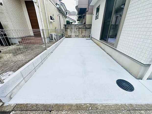 カースペースは1台分。左右のスペースもしっかり確保されています。