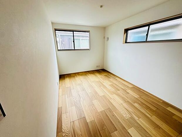 夫婦の寝室としても十分な広さのある、6.7帖の洋室です。