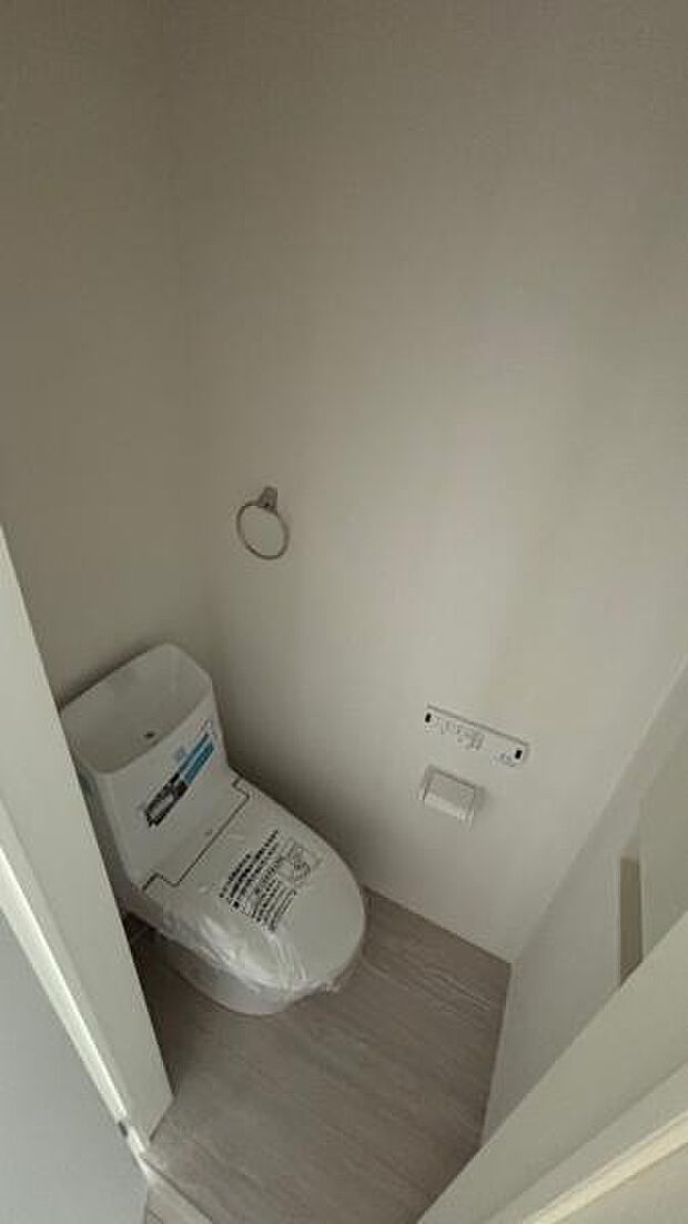 （2号棟） 各階にあるトイレはもちろんウォシュレット機能付き。