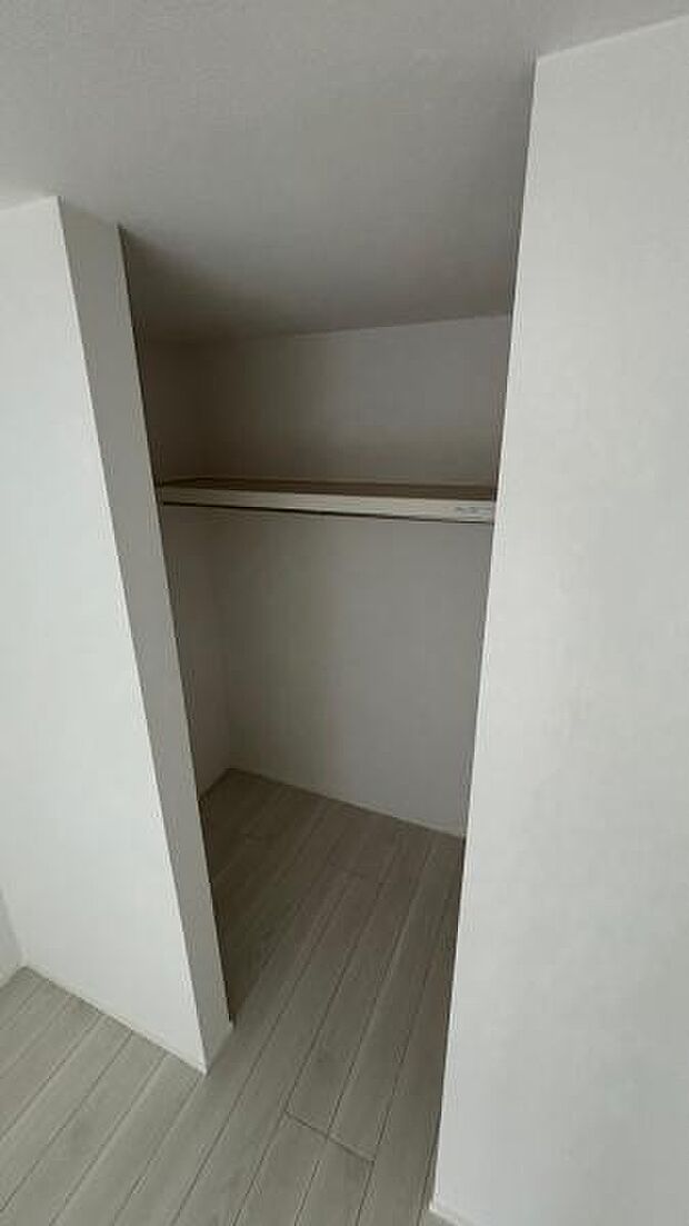 （2号棟） お洋服をたくさん収納できるWICです。お洋服以外の収納も十分。