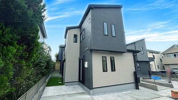 （3号棟） 閑静な住宅街に映える外観です。カースペースは2台分。