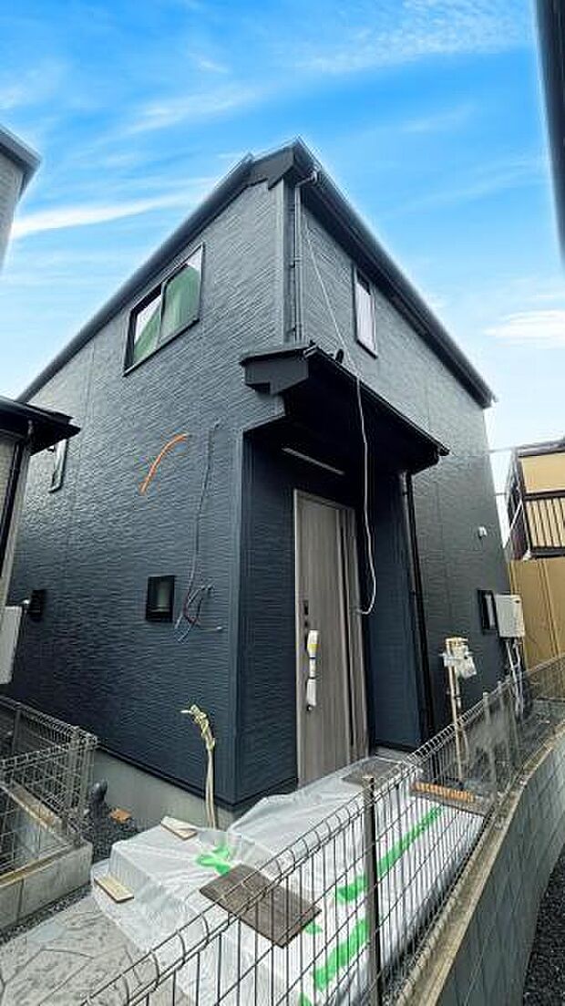 （2号棟） シックな色使いがお洒落な外観です。閑静な住宅地にもなじんでいます。