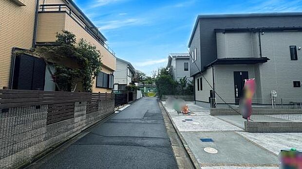 前面道路は約4ｍ。周辺は閑静な住宅街です。