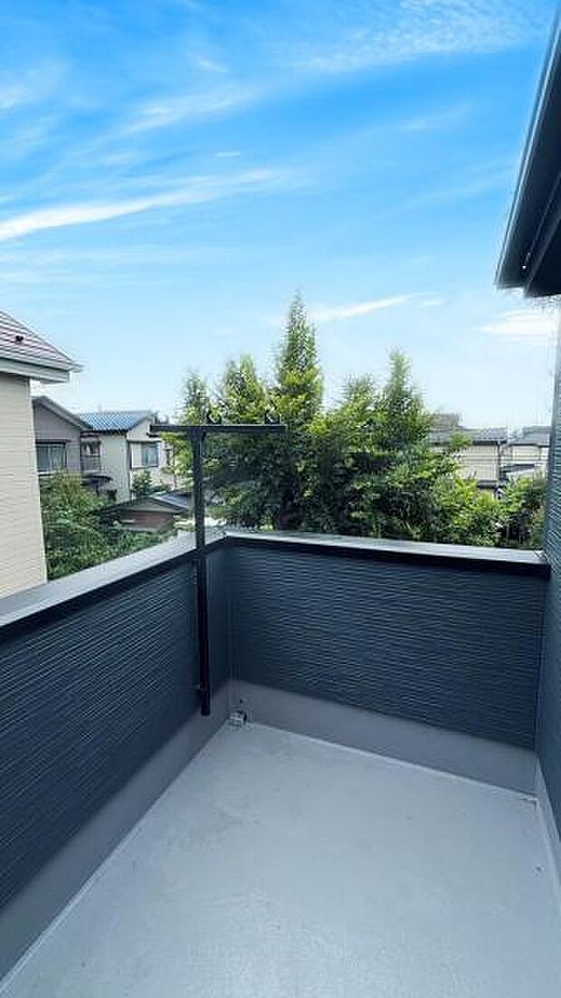 （2号棟） 広々としたバルコニーは、お洗濯ものを干すときも干しやすくなっています。