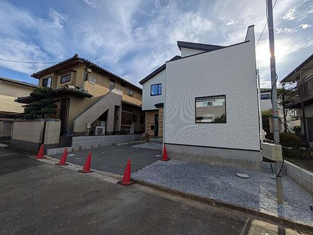 前面道路は6.0m。交通量も少なく安心な道路です。