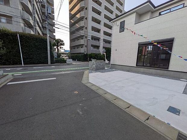 前面道路は4.0mと7.6m。角地の為解放感もあり、駐車もしやすくなっています。