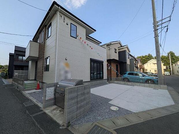 駐車場は車種により2台駐車可能。並列駐車可能で出し入れもしやすいです。