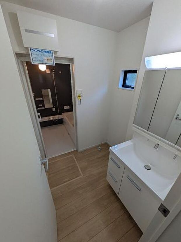洗濯機置き場確保された脱衣所です。朝の身支度も混雑しません。