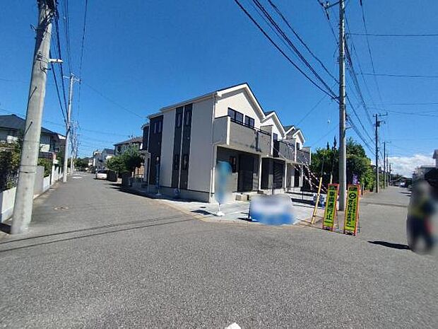 角地を含む全3棟です。交通量も少なく安心の前面道路です。