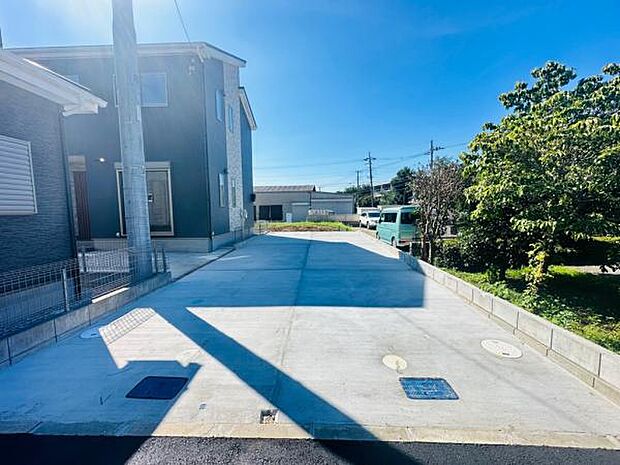 突き当りの位置にあるので、居住者しか利用しない道路です。