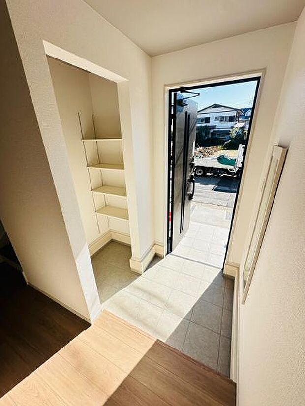 SICは汚れた荷物やベビーカー、雨に濡れた傘などの収納に便利です。