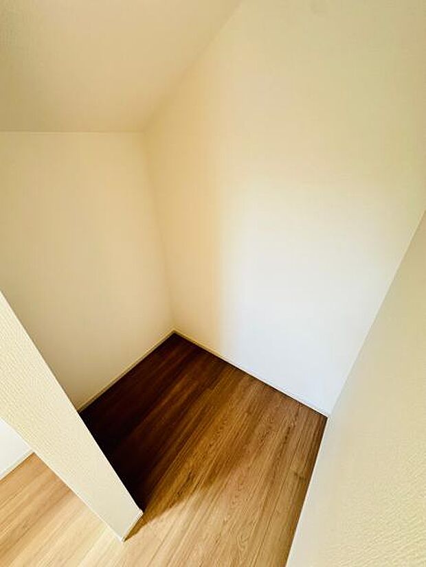 主寝室には夫婦のお洋服もしっかり収納できる広々WICがございます。