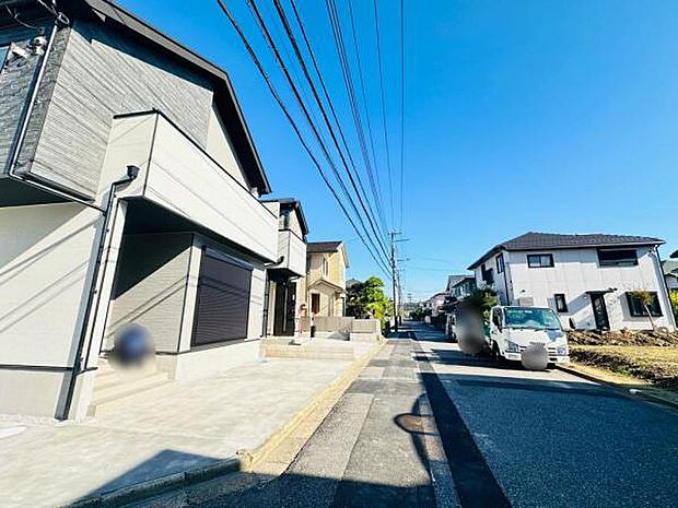 前面道路は6.5m。車のすれ違いも容易な広さで安心です。