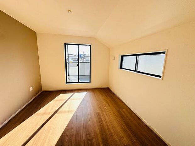 夫婦の寝室としても十分な広さのある、8.5帖の洋室です。