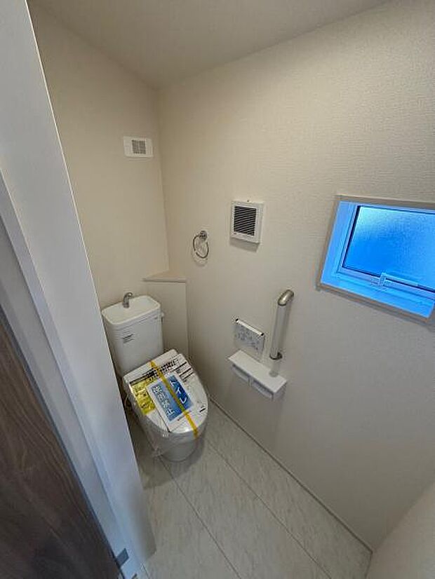 シンプルで掃除のしやすいトイレ。長く住むからこその手すりが嬉しいですね。