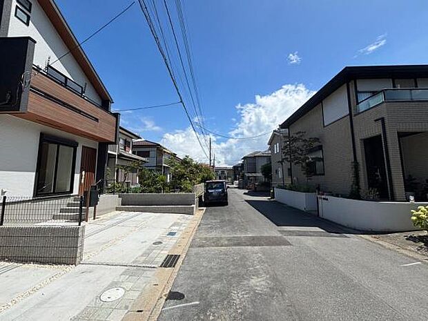 前面道路は広々としており、車のすれ違いも容易です。