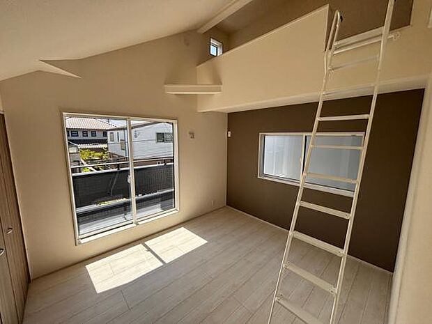 夫婦の寝室にもちょうどいい7.0帖の洋室。上部にロフト付きです。