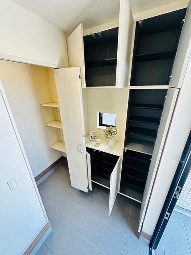SICは汚れた荷物やベビーカー、雨に濡れた傘などの収納に便利です。