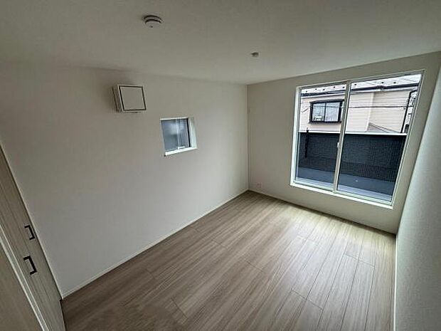 (2号棟) 6帖の主寝室の様子です。部屋数が4つあるので、各々の空間を大事に使うことができます。