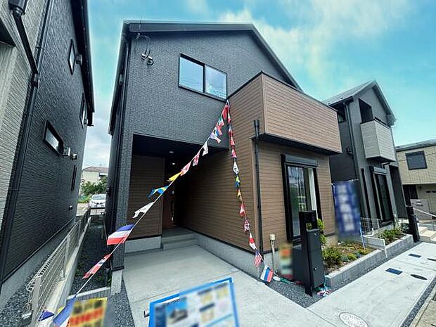 (2号棟) 真ん中の2号棟。お洒落でモダンな雰囲気の外観がお出迎えしてくれます。