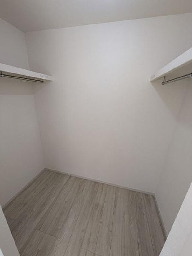 主寝室には夫婦のお洋服もしっかり収納できる広々WICがございます。