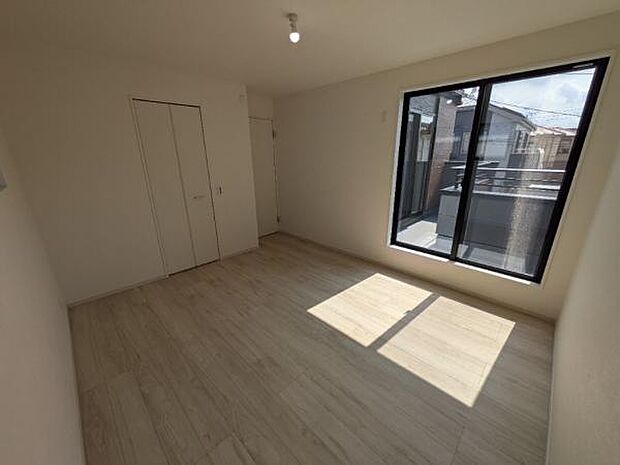 主寝室である7.2帖の洋室です。大きめのベッドでも十分入る広さです。