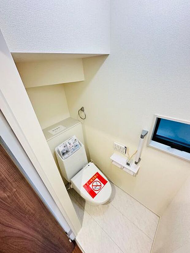 2号棟 階段下を有効的に使ったお手洗いです。