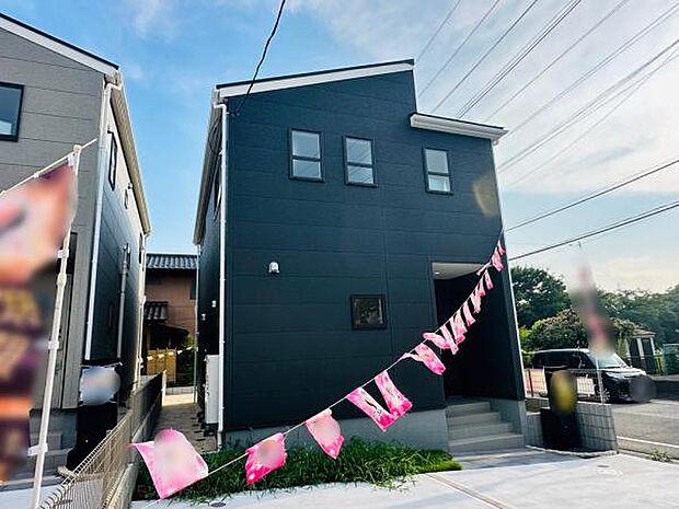 1号棟 黒を基調としたスタイリッシュなデザインの外観です。