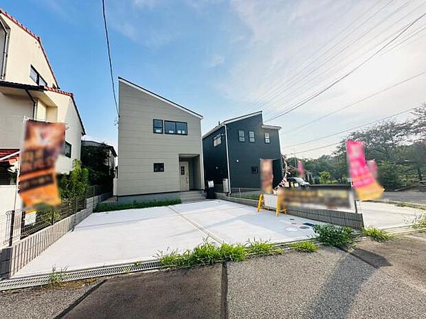 駐車スぺ―ス広々、前面道路も見通しがよく安全性の高い道路です。