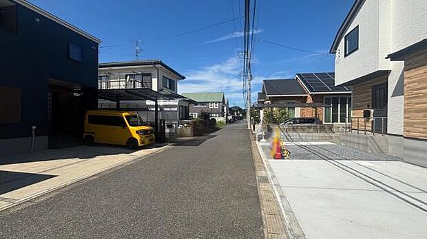 前面道路は5.0m。閑静な住宅街にあり、交通量も少なく安心です。
