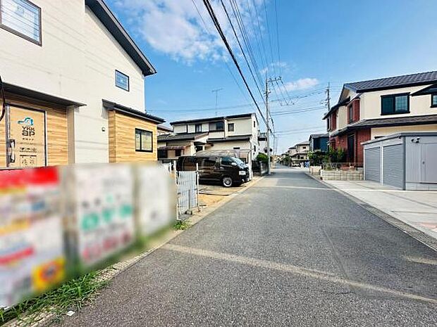 前面道路は5.0m。閑静な住宅街にあり、交通量も少なく安心です。