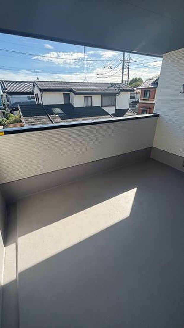たっぷりワイドなバルコニー。屋根付きで急な雨も安心。