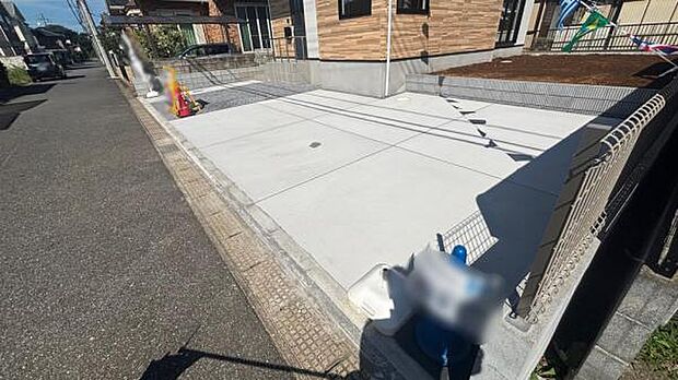 カースペースは車種によりなんと3台分。並列駐車可能です。