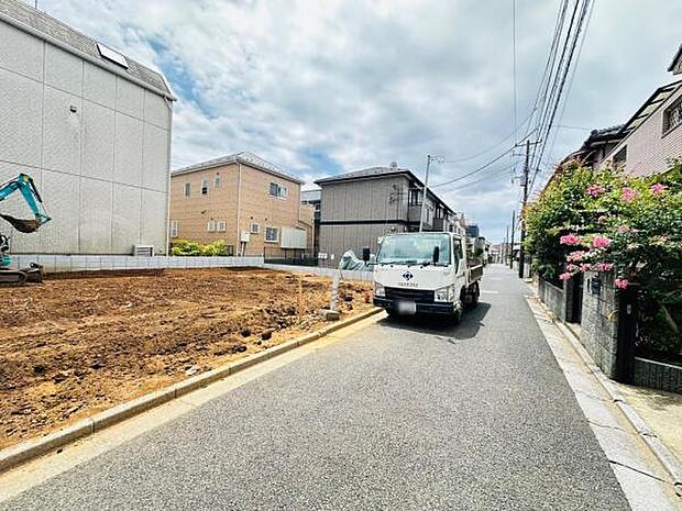 前面道路は落ち着いています。比較的新しい住宅も多いエリアです。落ち着いた環境です。