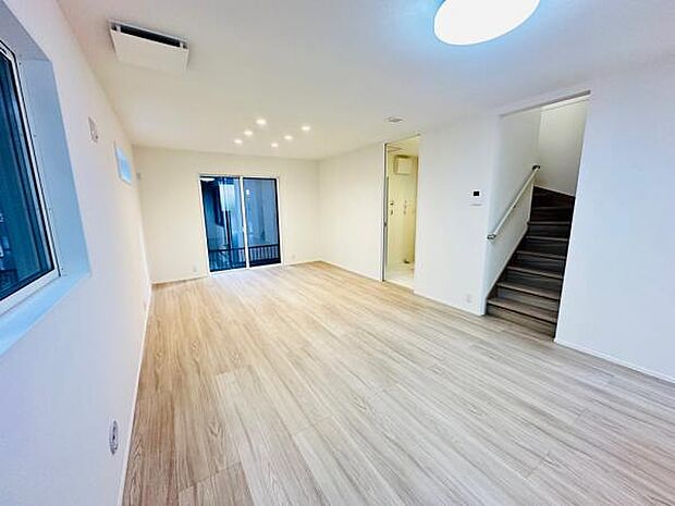 2号棟 18.9帖の広々リビングです。ソファやテーブルも難なく置ける、広々とした空間です。