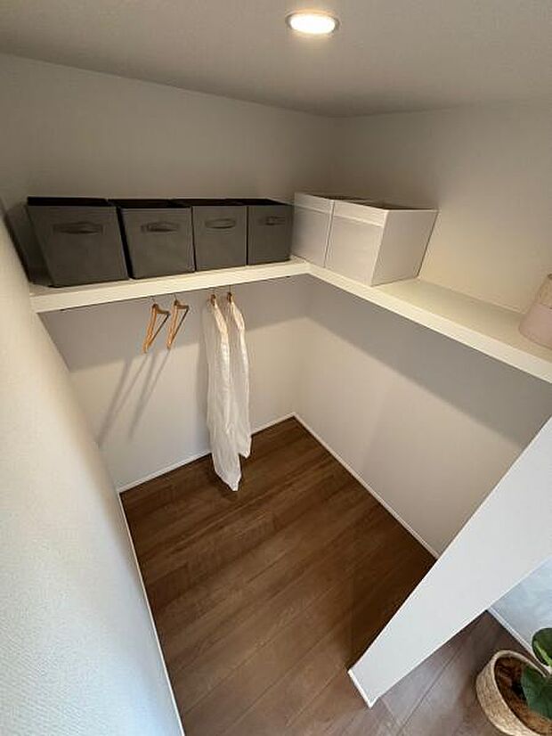 1号棟 主寝室には夫婦のお洋服もしっかり収納できる広々WICがございます。