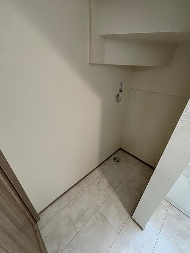 (A号棟) 階段下を有効的に使った洗濯機置き場です。