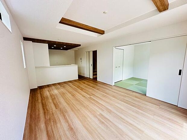 1号棟 木目が印象的なLDK。家族団らんの時間も楽しくなりそうな明るい空間です。